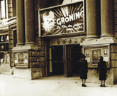 
				1949: Кинофильм о Грёнинге – фильм, который должен посмотреть каждый, документирует сенсационные исцеления на Траберхофе около Розенхайма.			