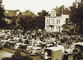 
				De Wilhelmsplatz in Herford werd in mei en juni 1949 toneel van talrijke genezingen. Tot 5000 mensen uit binnen- en buitenland wachtten hier op Gröning.			.